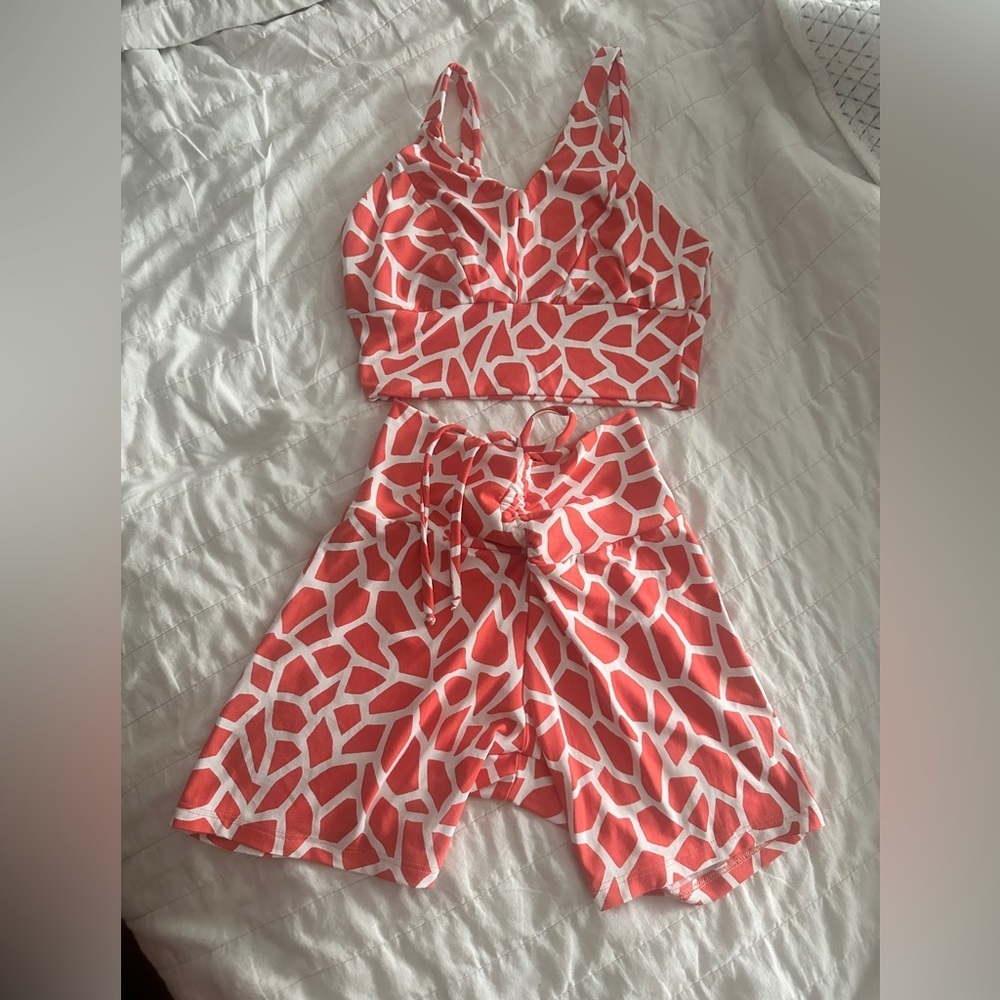 Coral and White Patterned Crop Top and Shorts Set - Picture 4 of 5